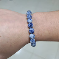 Bracelet mixte en pierres naturelles bleu lapis lazuli, perles rondes polies sur poignet.