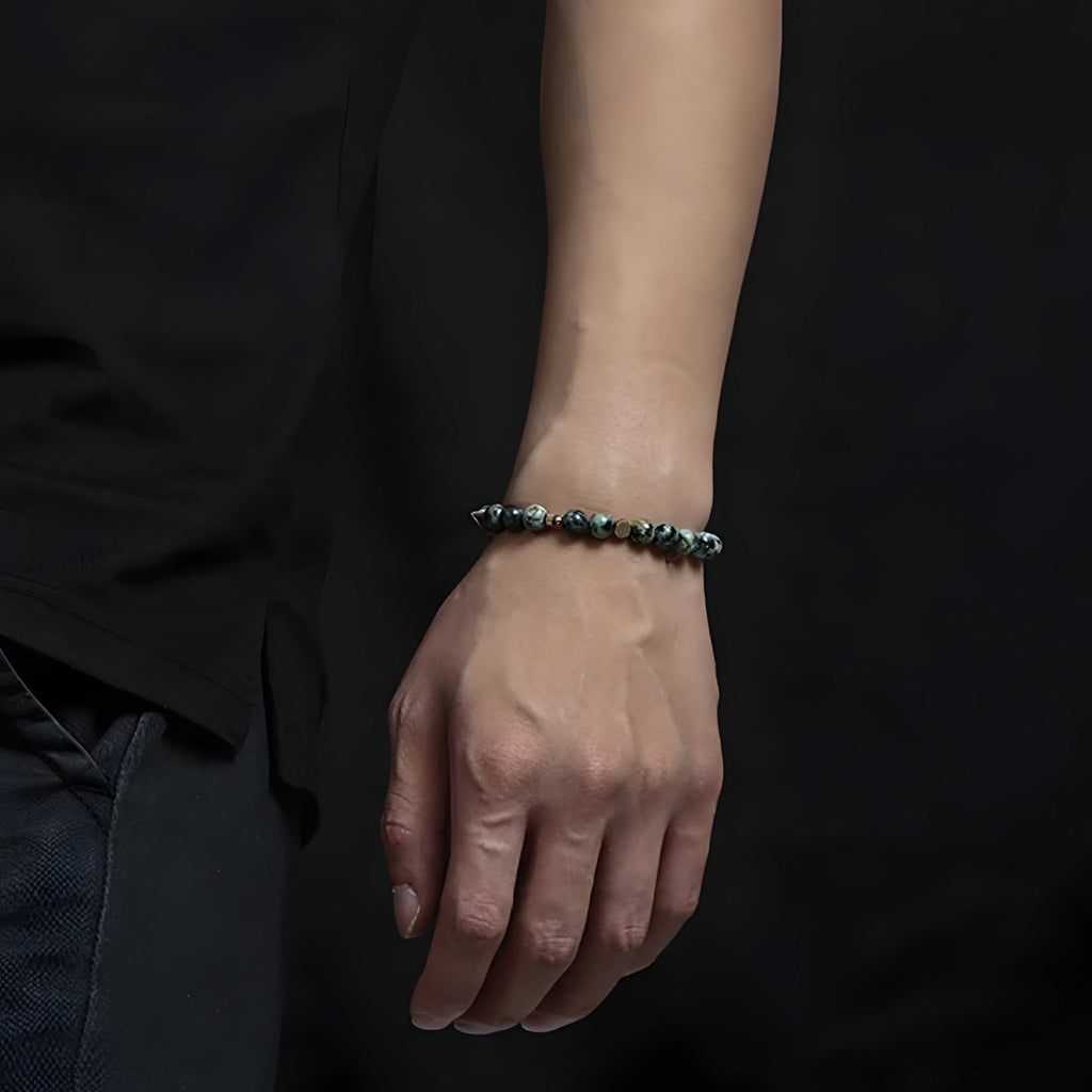 Bracelet mixte en pierres naturelles turquoise sur poignet masculin, style élégant et minimaliste.