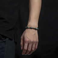 Bracelet mixte en pierres naturelles turquoise sur poignet masculin, style élégant et minimaliste.