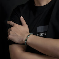 Bracelet mixte en jaspe zébré vert avec perles rondes polies sur poignet homme, style naturel.