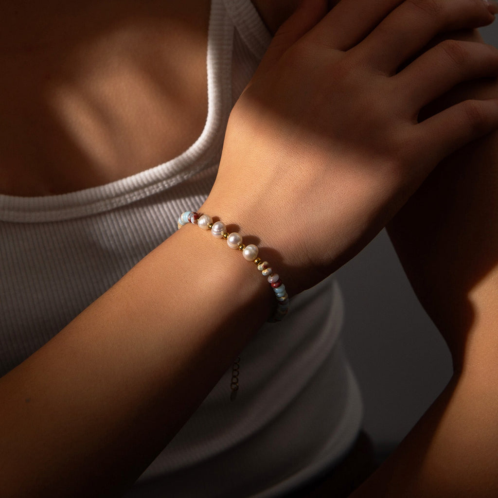 Bracelet femme en perles argentées et pierres naturelles colorées avec fermoir or.