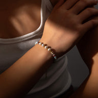 Bracelet femme en perles argentées et pierres naturelles colorées avec fermoir or.