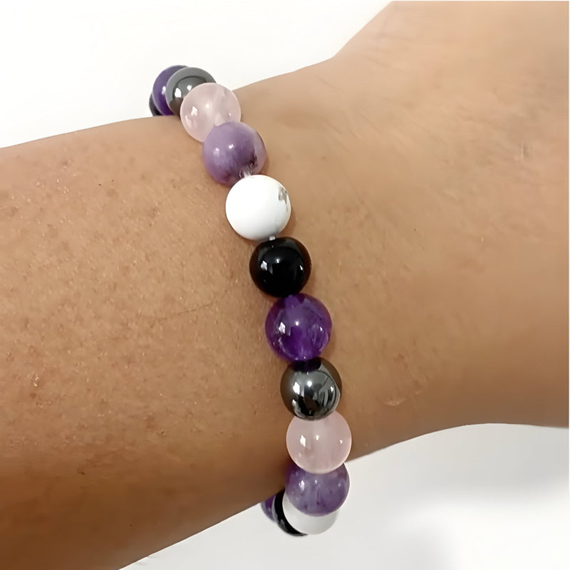 Bracelet violet mixte en perles naturelles rondes, incluant améthyste, quartz rose et onyx noir.