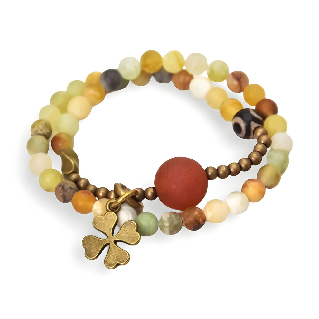 Bracelet femme en perles d’agate jaune multicolores avec pendentif trèfle en métal bronze.