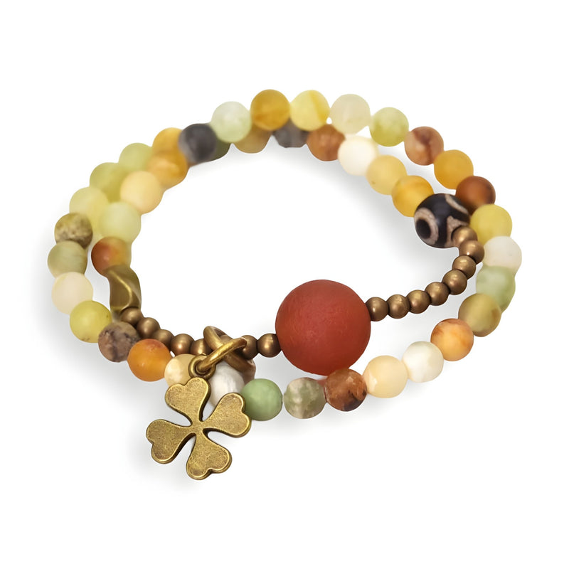 Bracelet femme en perles d’agate jaune multicolores avec pendentif trèfle en métal bronze.