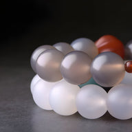 Bracelet mixte perles d'agate naturelles blanches et grises mates, style méditation, modèle Isabelle.
