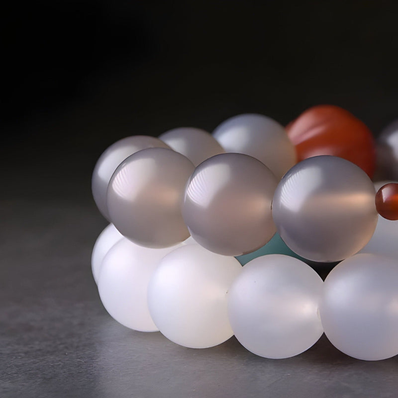 Bracelet mixte perles d'agate naturelles blanches et grises mates, style méditation, modèle Isabelle.