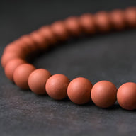 Bracelet femme en perles rondes d'agate rouge mate, style épuré et naturel, 15 cm.