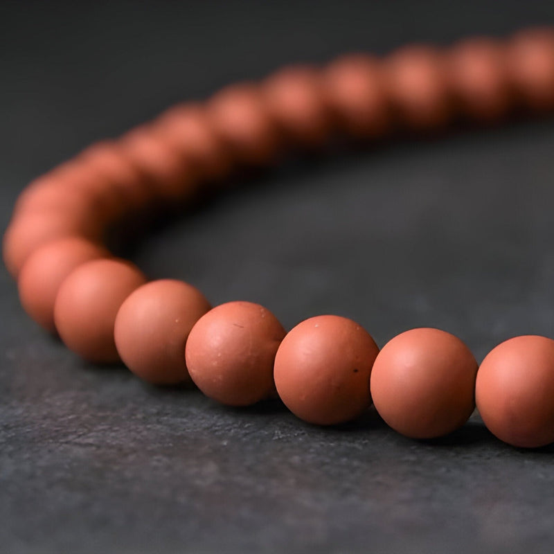 Bracelet femme en perles rondes d'agate rouge mate, style épuré et naturel, 15 cm.