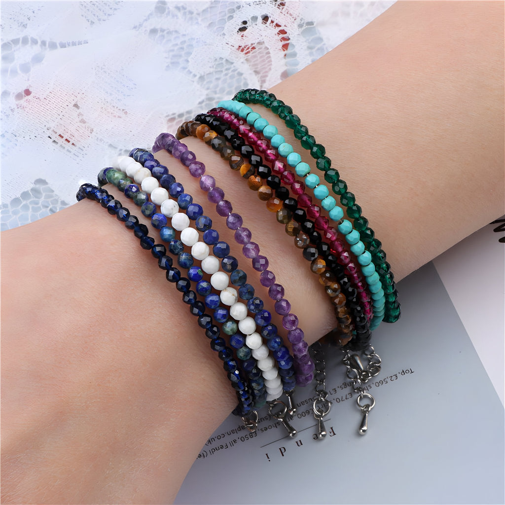 Bracelets fins en pierres naturelles multicolores, style mixte, enfilés au poignet avec fermoirs argentés.
