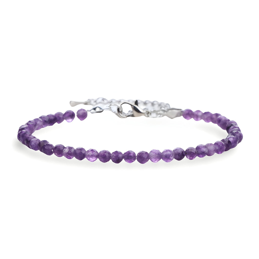 Bracelet fin en améthyste avec perles rondes violettes et fermoir argenté élégant.