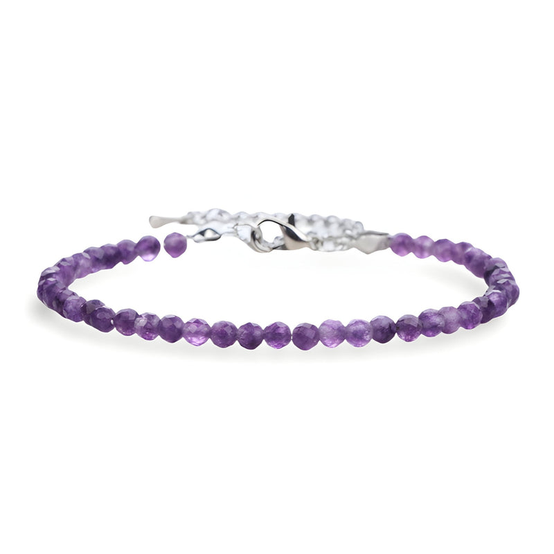 Bracelet fin en améthyste avec perles rondes violettes et fermoir argenté élégant.