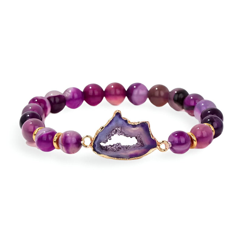 Bracelet en pierres d'agate violettes avec pierre centrale irrégulière sertie dorée.