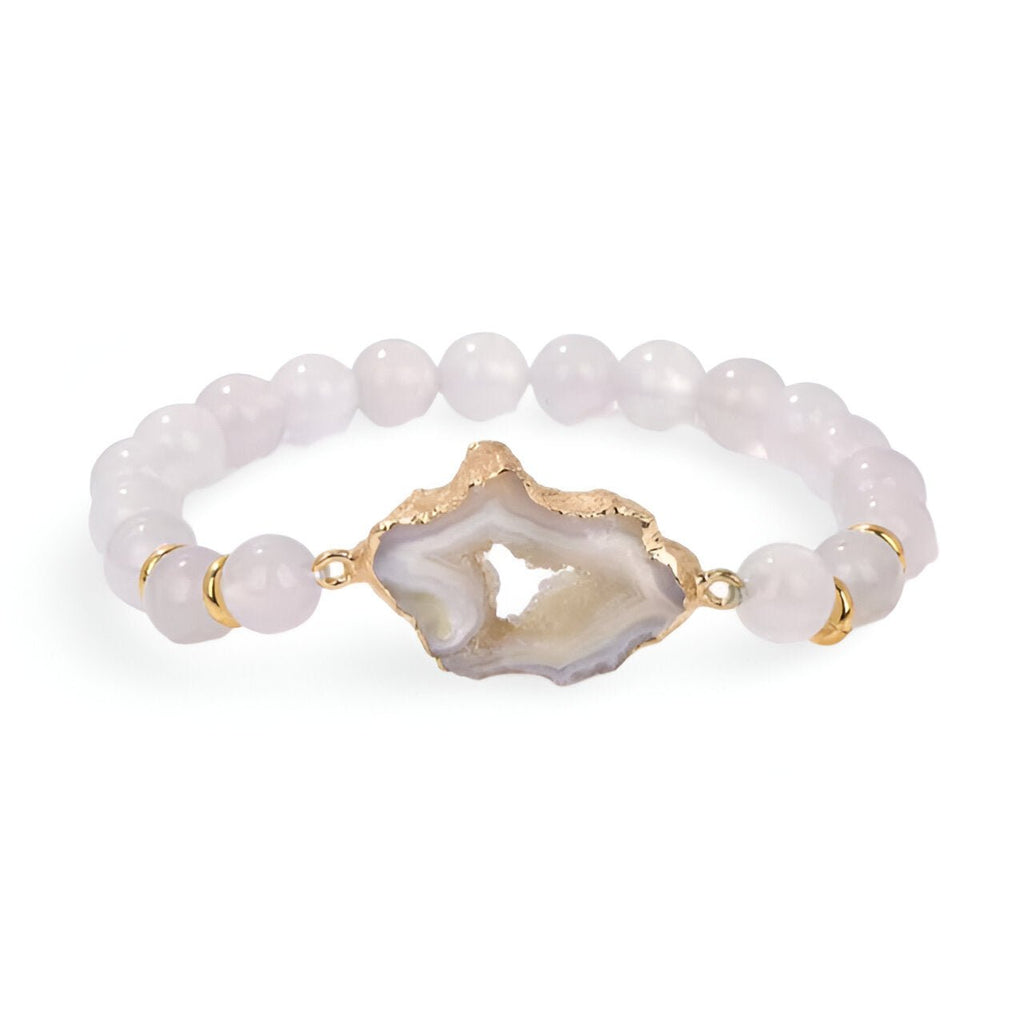 Bracelet femme en perles rondes agate rose pâle avec pierre centrale irrégulière grise à bord doré.
