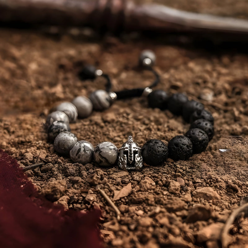 Bracelet pour homme en pierres volcaniques noires et blanches avec ornement tête spartiate en métal argenté.