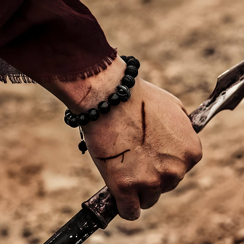 Bracelet homme en pierres volcaniques noires mates, style ornement spartiate, perles rondes.