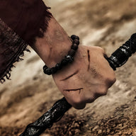 Bracelet homme en perles noires mates avec ornement métal tête de spartiate noir mat.