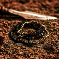 Bracelet homme pierres noires mat avec breloque ornement spartiate en métal noir.