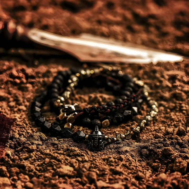 Bracelet homme pierres noires mat avec breloque ornement spartiate en métal noir.