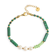 Bracelet femme en perles de malachite cylindriques, perles blanches nacrées et petites perles vertes, fermoir doré ajustable.
