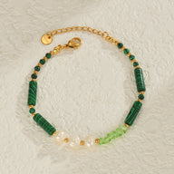 Bracelet femme avec perles vertes malachite, pierres naturelles scintillantes et petites perles dorées.