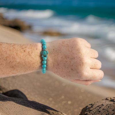Bracelet perles turquoise naturelles avec breloque tortue en métal argenté, style mixte.