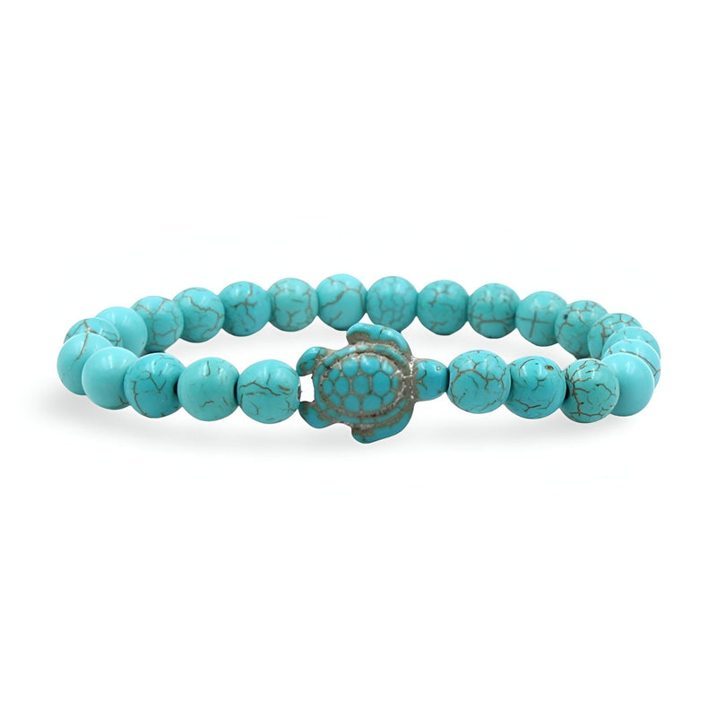 Bracelet mixte en perles turquoise naturelles avec petite tortue en métal gravé au centre.