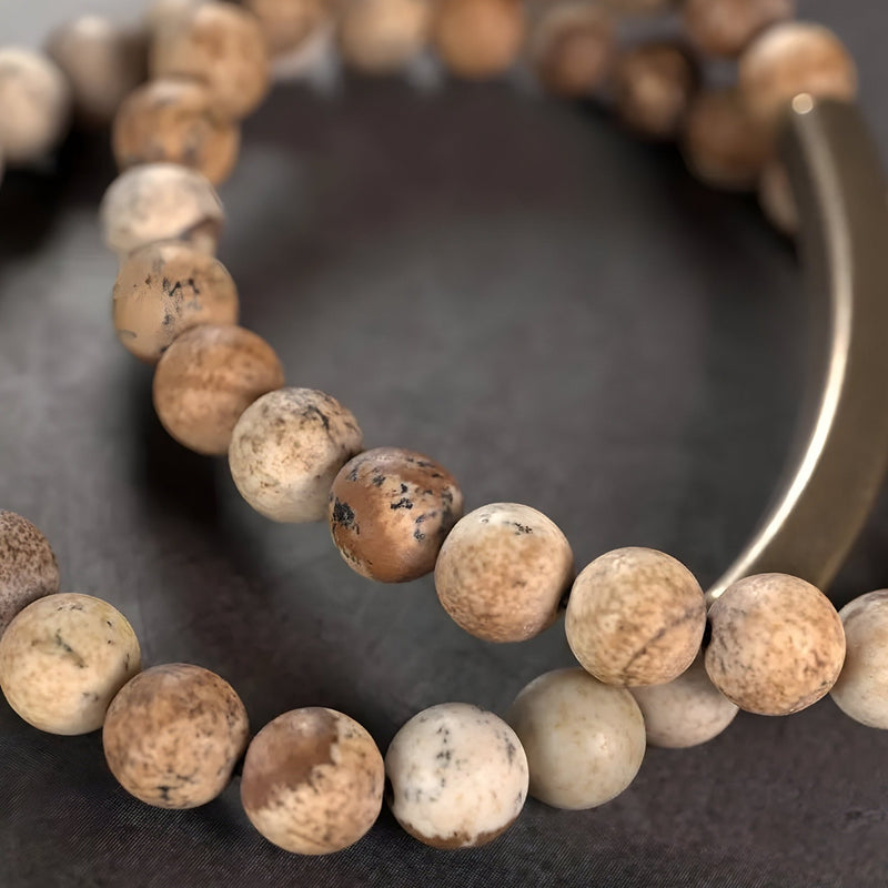 Bracelet mixte en pierres volcaniques claires rondes avec tube en cuivre lisse Marron 18 cm.