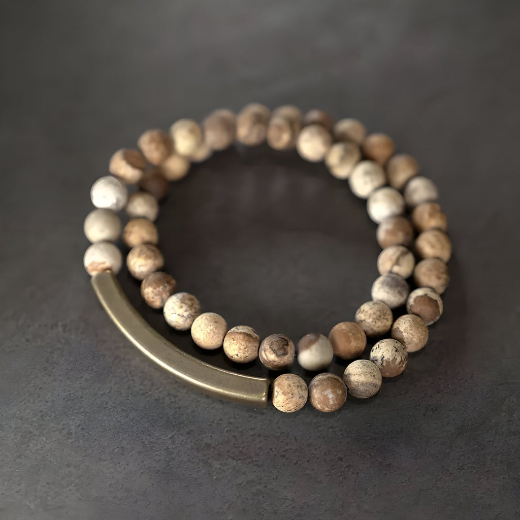 Bracelet mixte double tour en pierres volcaniques claires et cylindre en cuivre brossé.