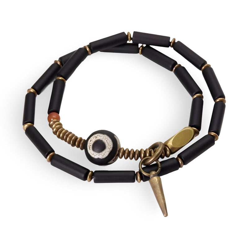 Bracelet femme en pierres d'agate noires cylindriques et cuivre, avec pendentifs rond et conique.
