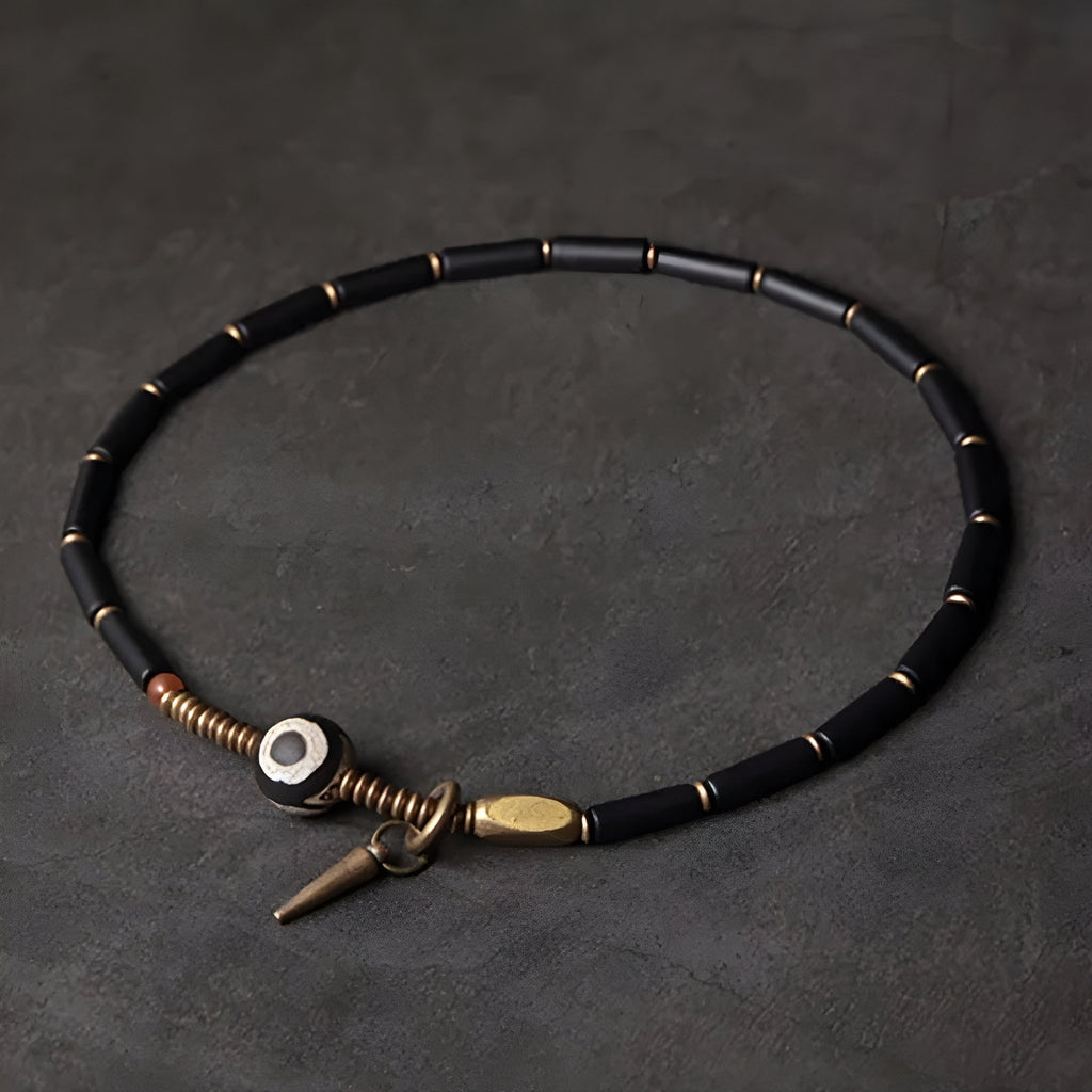 Bracelet femme en pierres d'agate noires, accents en cuivre, fermoir original spirale et perles dorées.