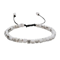 Bracelet ajustable en cordon noir avec perles carrées en cristal autrichien blanc opaque.