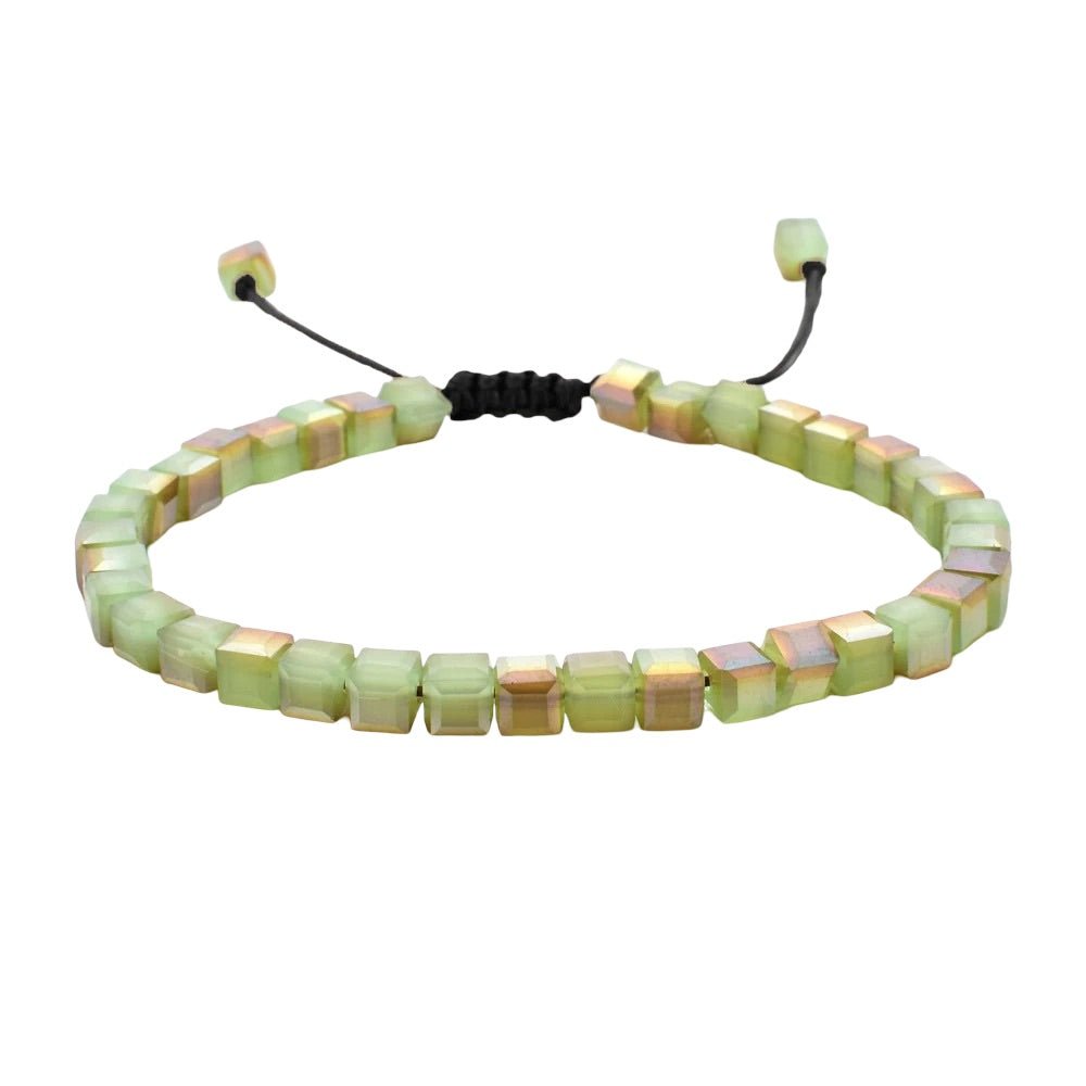 Bracelet ajustable avec perles carrées en cristal autrichien vert clair sur cordon noir tressé.