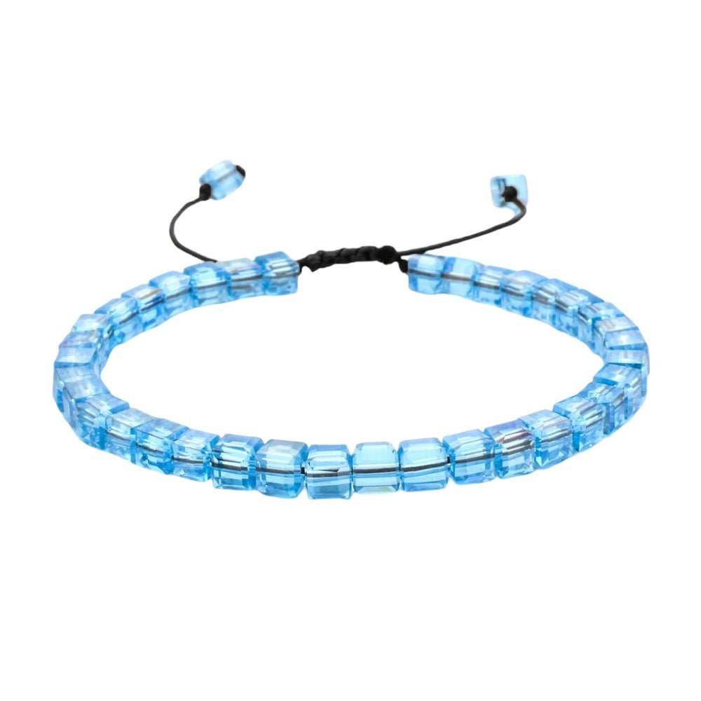 Bracelet ajustable en cordon noir avec perles en cristal autrichien bleu ciel carrées.