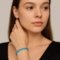 Bracelet ajustable en pierres de cristal autrichiennes bleu ciel sur cordon fin noir.
