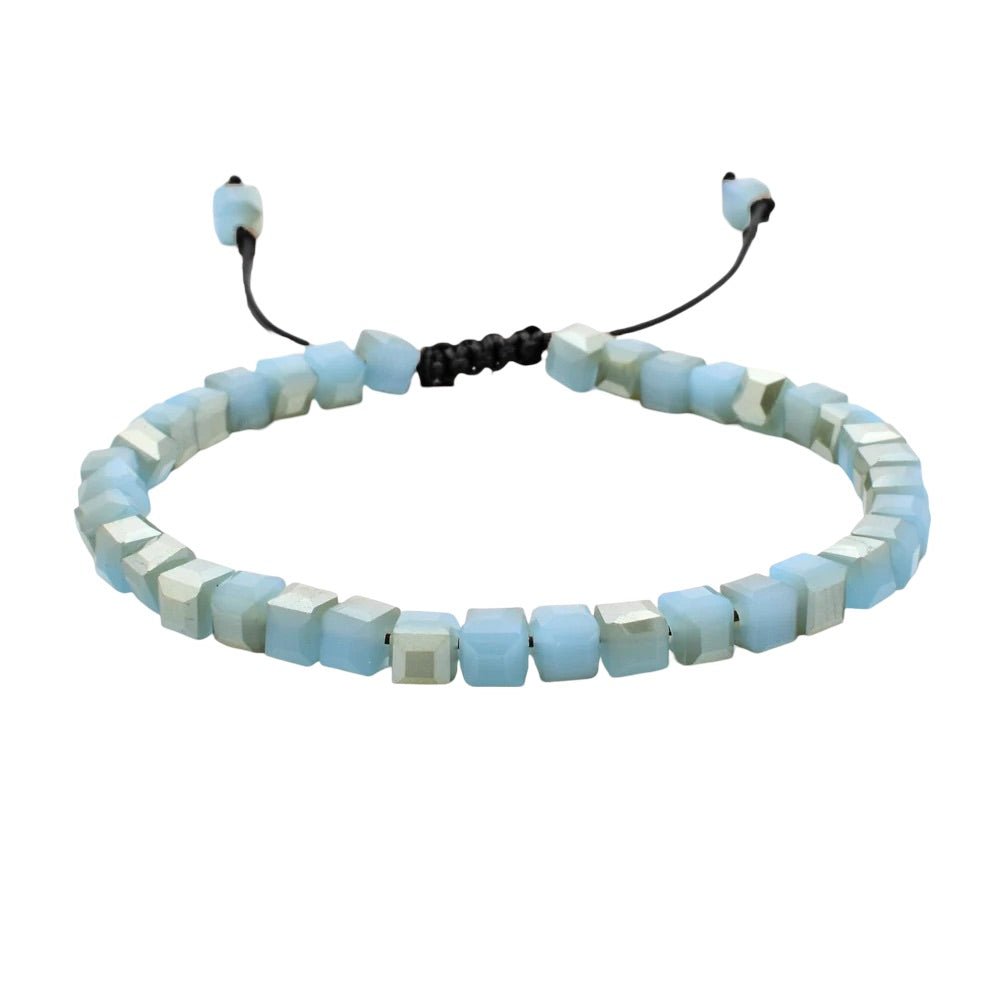 Bracelet ajustable à cordon noir avec perles carrées en pierres de cristal bleu clair et acier inoxydable gris.