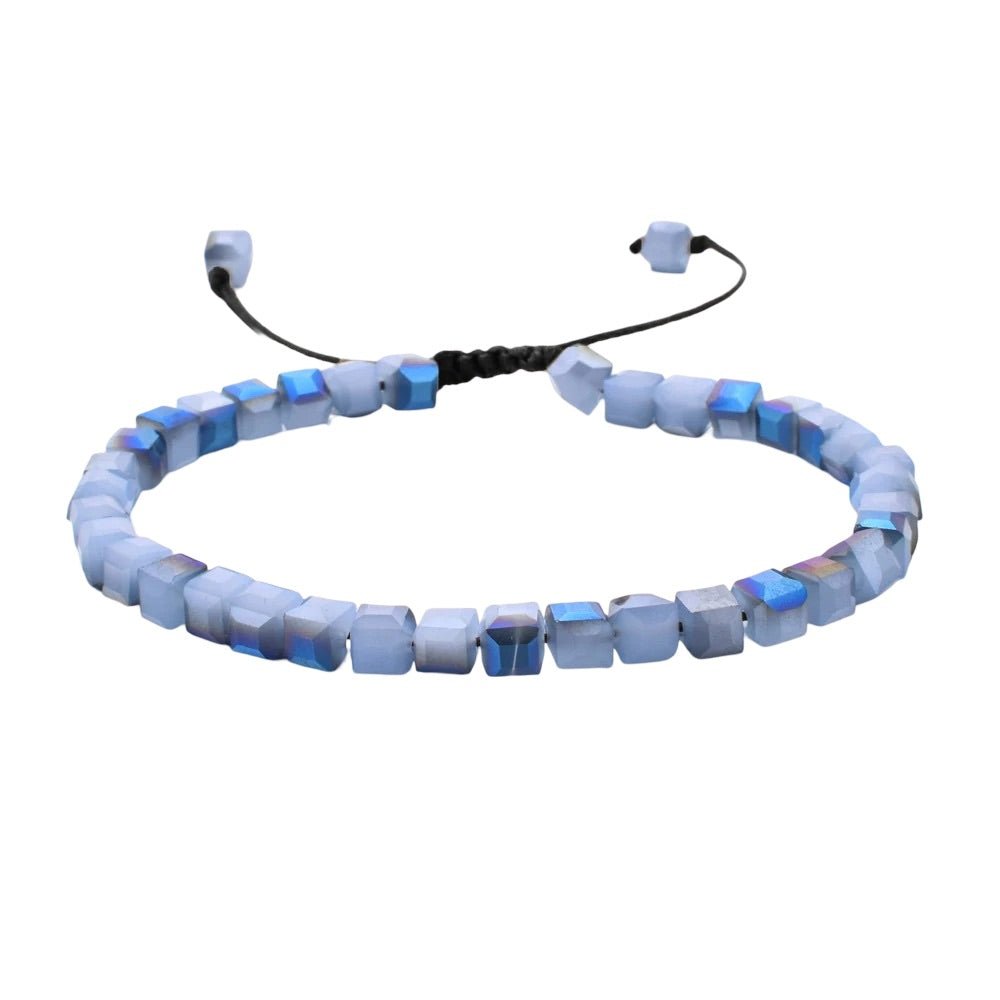 Bracelet ajustable en cordon noir avec perles carrées en cristal autrichien bleu ciel et blanc opalescent.