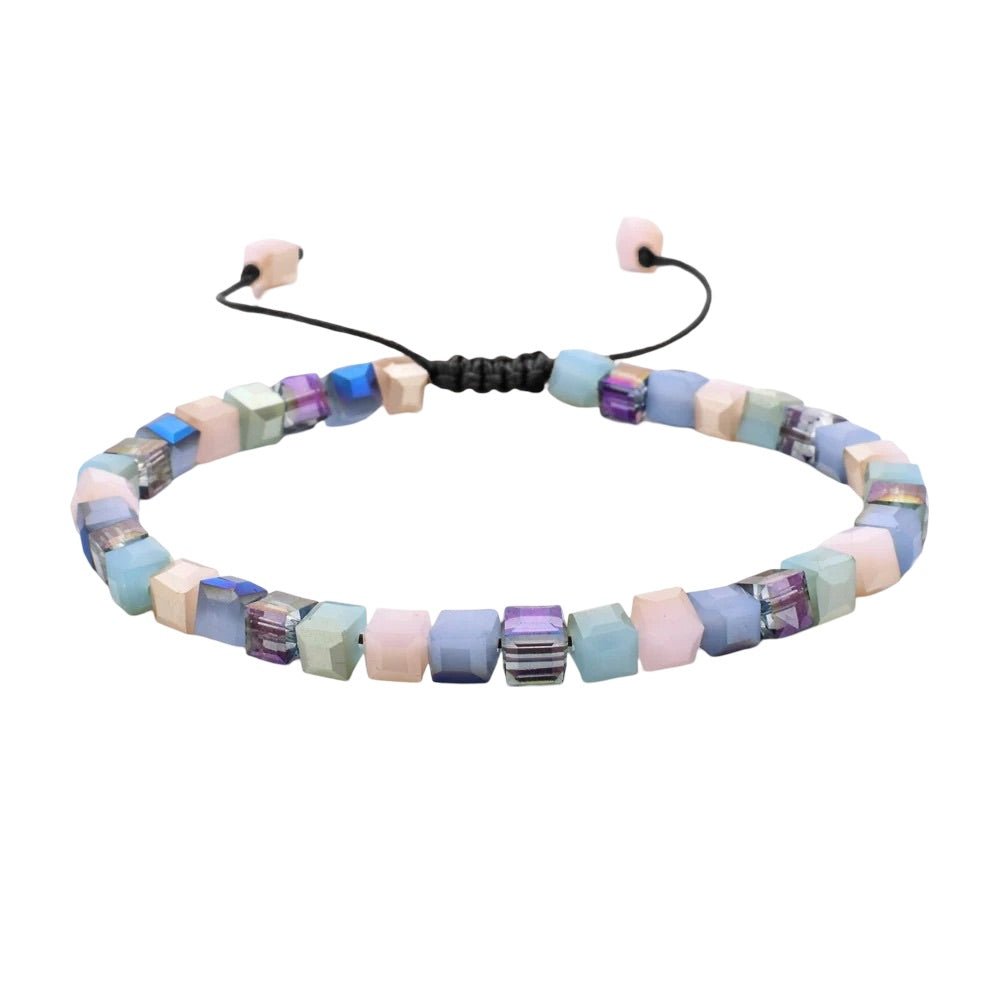Bracelet ajustable en cordon noir avec perles carrées multicolores en pierres de cristal.