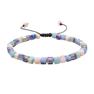 Bracelet ajustable en cordon noir avec perles carrées multicolores en pierres de cristal.