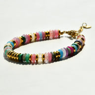 Bracelet femme en pierres de cristal multicolores avec anneaux dorés et fermoir réglable.