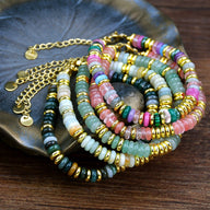 Bracelets en pierres de cristal multicolores avec accents dorés, style pile, finition chaîne réglable.