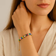 Bracelet femme en pierres de cristal multicolores avec chaîne dorée réglable, style coloré et élégant.