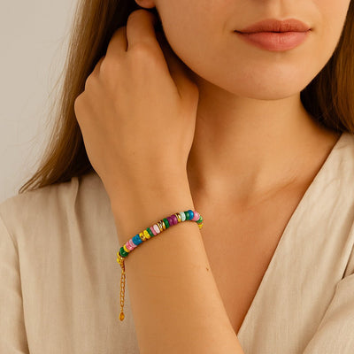 Bracelet femme en pierres de cristal multicolores avec chaîne dorée réglable, style coloré et élégant.