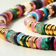 Bracelet femme en perles de cristal multicolores avec anneaux dorés, style vibrant et élégant.