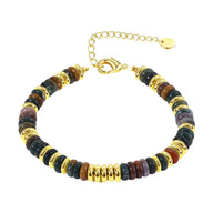 Bracelet femme en pierres de cristal multicolores avec intercalaires dorés et fermoir ajustable.