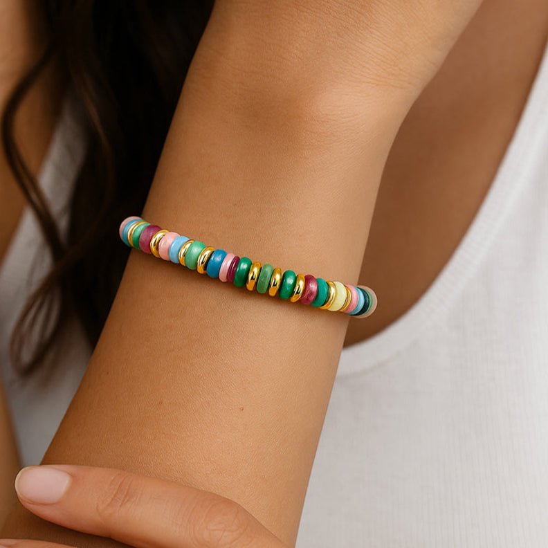 Bracelet femme en perles de cristal multicolores avec détails dorés, style Termi.