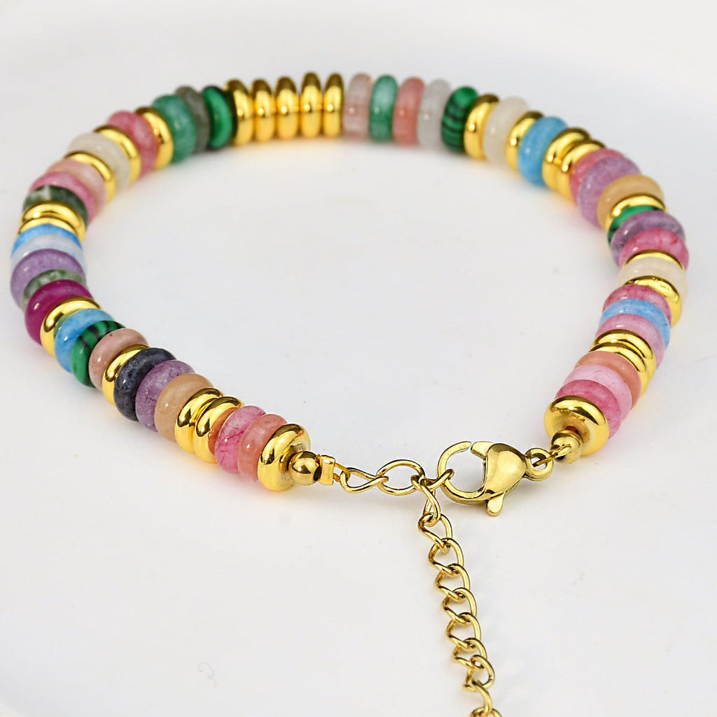 Bracelet femme perles de cristal multicolores avec détails dorés et fermoir ajustable.