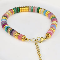 Bracelet femme perles de cristal multicolores avec détails dorés et fermoir ajustable.