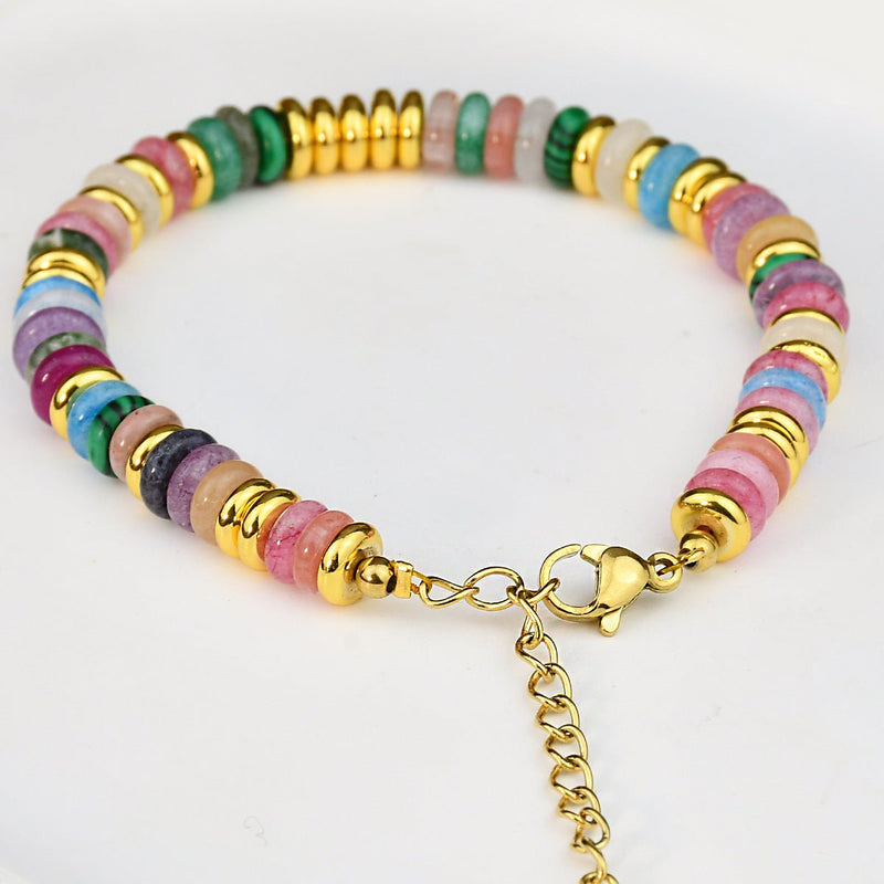 Bracelet femme perles de cristal multicolores avec détails dorés et fermoir ajustable.