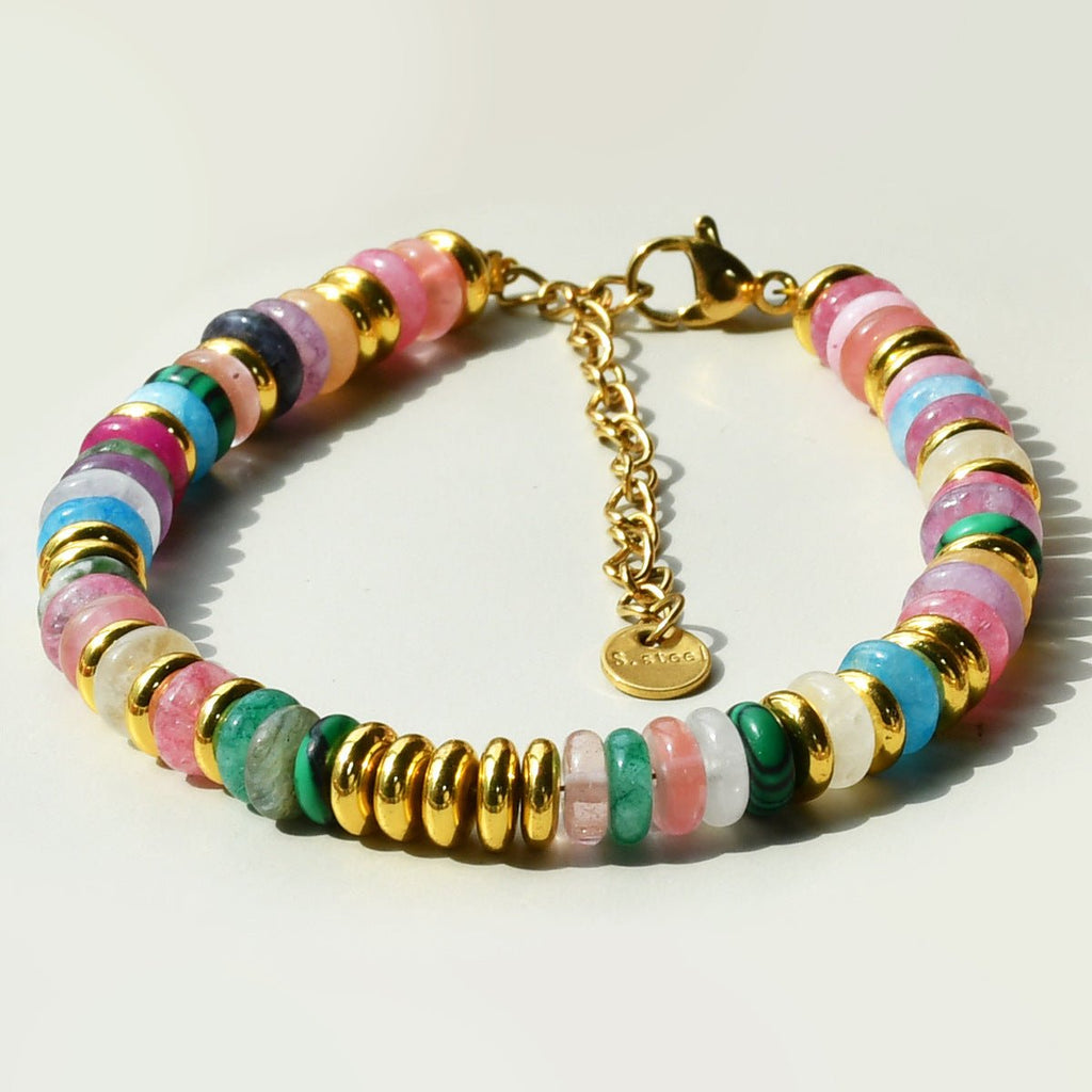 Bracelet femme en pierres de cristal multicolores avec perles dorées et fermoir chaîne ajustable.